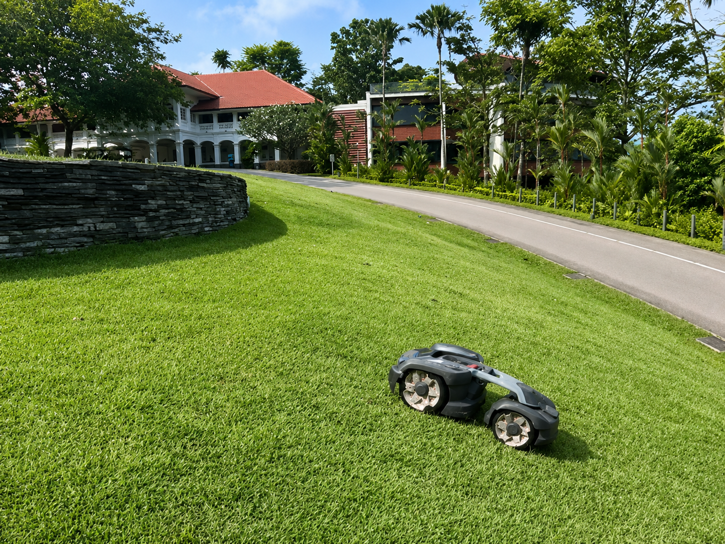 Capella Hotel — Automower® 435 AWD